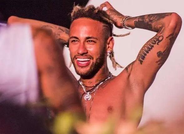 马绩效：年轻球员应以C罗为榜样，梅西是天才不需要过多训练（马绩效：年轻球员该以C罗为范，梅西天赋超群无需过度训练）