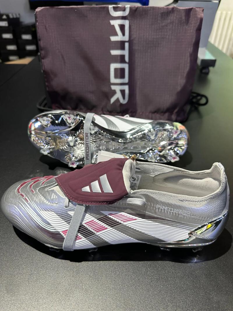 梅西太内向了，主持人说第一句就想拿着奖杯走，不到三年拿四冠（梅西被调侃太内向：刚开口就想捧杯走人，三年未满豪取四冠）