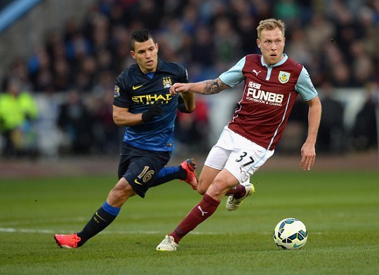 曼城豪取连胜继续领跑（曼城连战连捷稳居榜首）