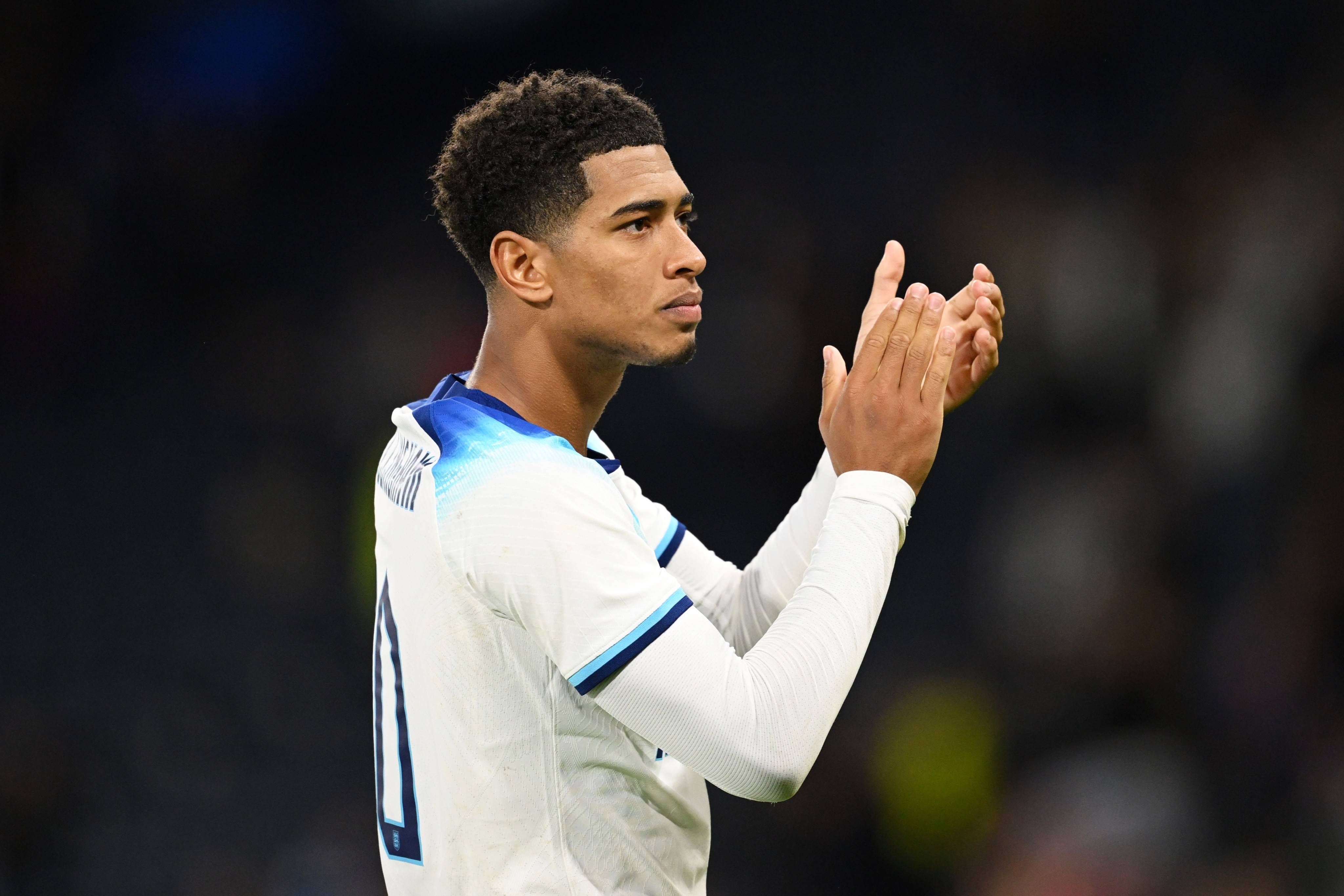 巴甲末轮赛前，内马尔获赠桑托斯生涯150球纪念品（巴甲收官战前，内马尔获颁桑托斯生涯150球纪念品）