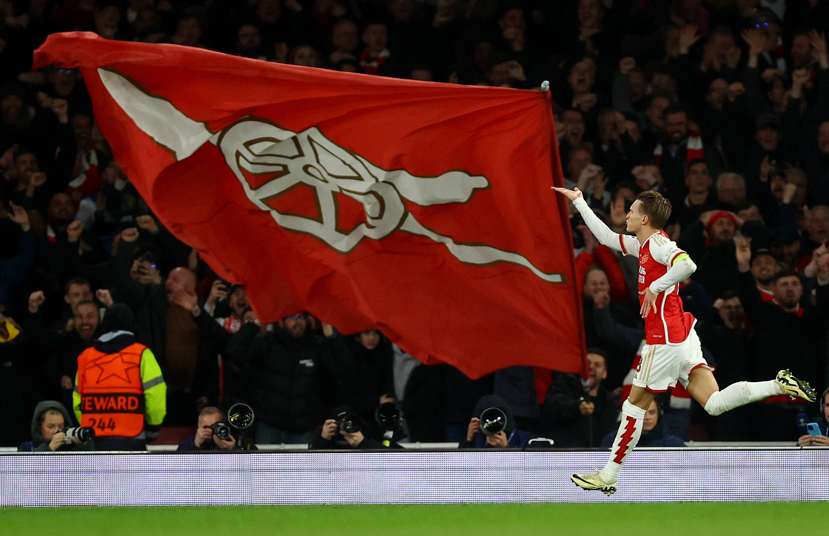 表现惊艳！伊力福拉提10中6贡献17分&半场上演精彩压哨（状态火爆！伊力福拉提10投6中砍下17分，半场奉上压哨好戏）