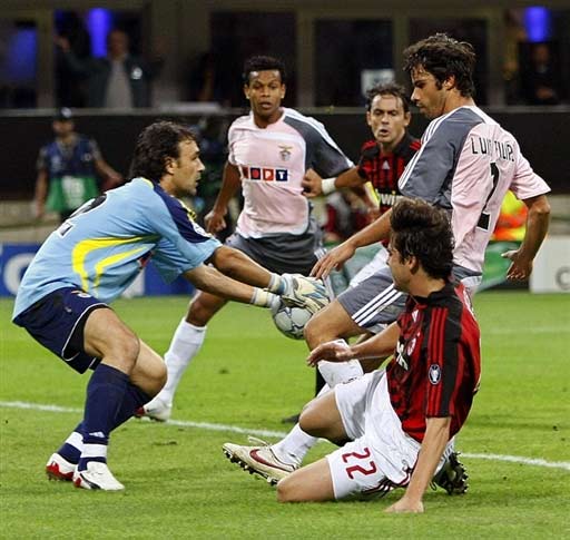 何宇鹏纪念捧杯： 一整季的重量都化为光芒，只为这一次触碰（何宇鹏捧起纪念杯：整季沉淀化作光辉，只为此刻的触碰）