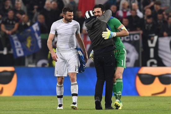 德媒：由于手指受伤，诺伊尔近两场都佩戴特制的四指手套参赛（德媒：手指伤势影响，诺伊尔连续两场戴特制四指手套出战）